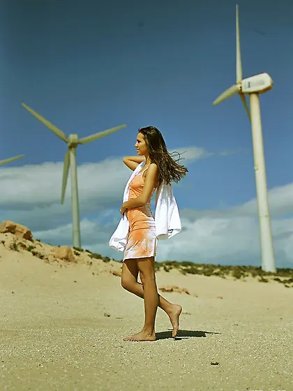 Two naked girls posing seductively in the heat of the desert Vid