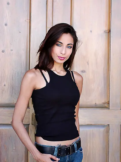 Alluring brunette hoe Tiffany Taylor strips her tight blue jeans