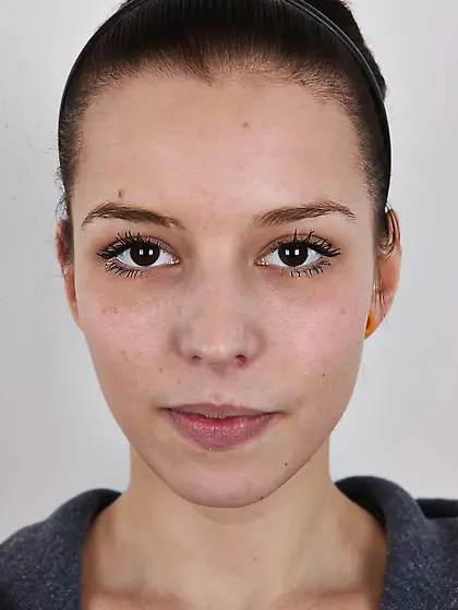 Perfect babe with nice nips is going to show off her body