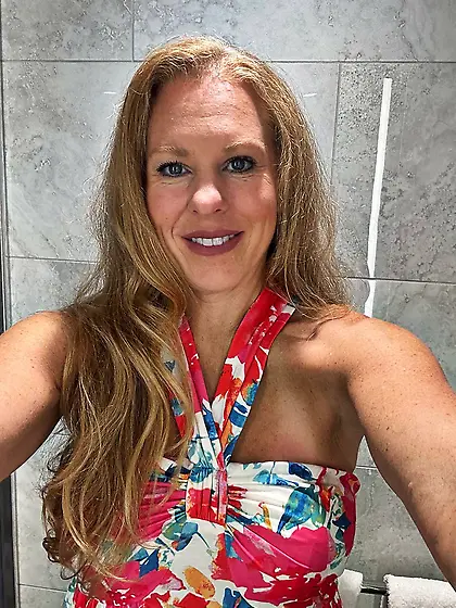 Kelly Raye just loves showing her slutty self