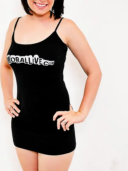 Joyful brunette Shelly Starr goes softcore with a big smile and