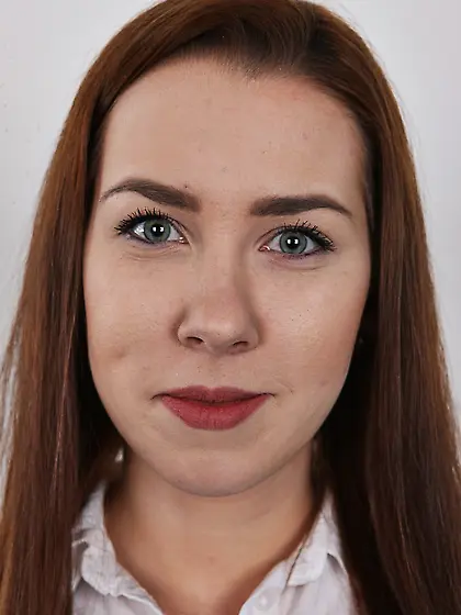 Babe with green eyes and red hair wanted to deprave photographer