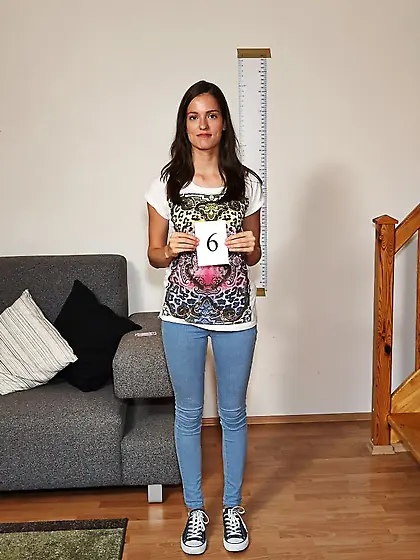 Brunette gadget Jesie Jones is stripping and erotically dancing