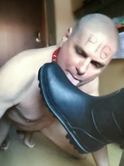 naked boot licker,  head shaved submissive slave