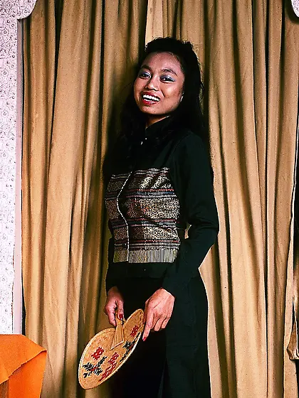 Asian babe opens black