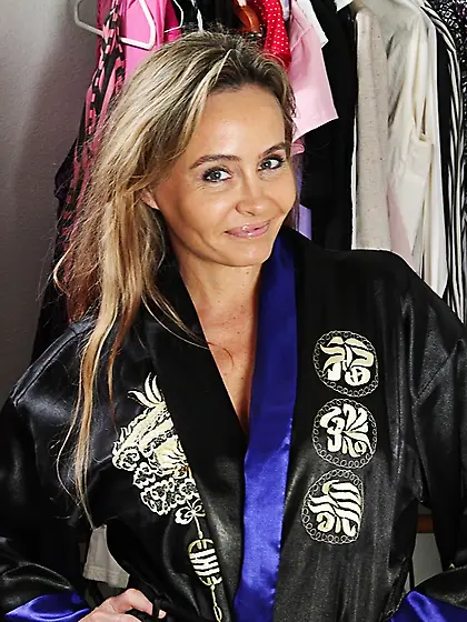 Bosomy blonde Kelli McCarty is trying on white lingerie and perf