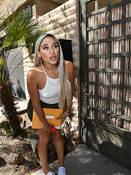 Blonde teen Abella Danger and curvy Payton Preslee scissor