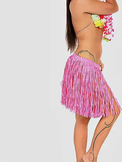 Alluring Hawaiian babe Oldia Paris strips her mini skirt and sho