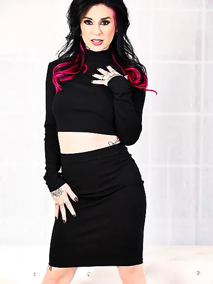 Mature amateur brunette