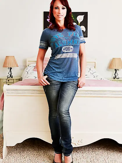 Naked milf with big boobs Nikki Hunter bends over and plays with