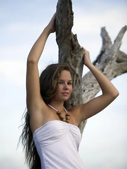 Dark-haired babe shows her sexy tan lines while by the river Vid