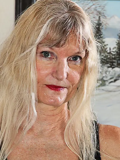 Blonde milf Lisa Cognee is all naked teasing and tickling her ow