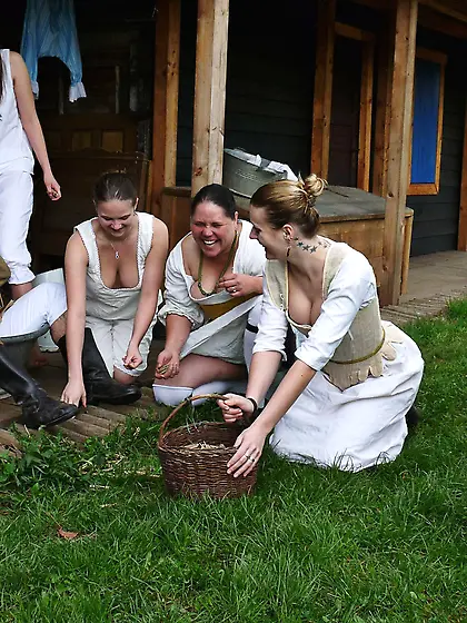 Medieval clothing make tits look huge