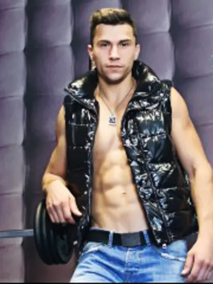 Brunette brandon perform close