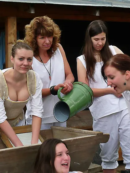 Medieval clothing make tits look huge