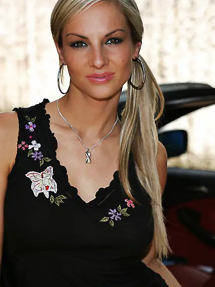 Smoking hot blonde model Vanessa Cooper takes off her little tho