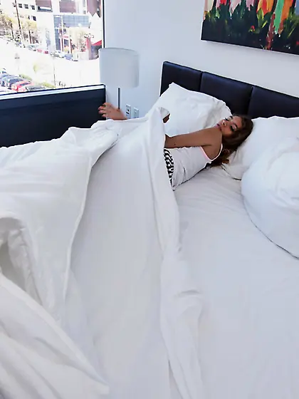 Stepsister Rebel Lynn worships penis and looks great during HJs