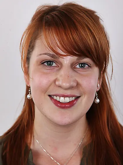 Cute redhead peels green