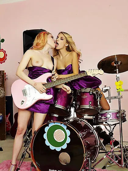 Tight lesbian rock singers Jana Jordan and Jayme Langford tongue