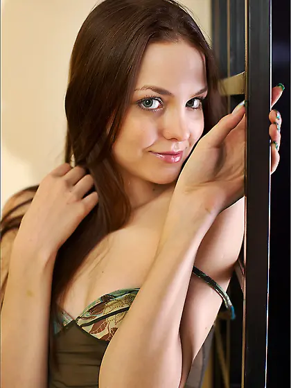 Amelie Femjoy reveals her handsome pale tight body in the bedroo