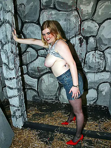 32 yo Blonde Sarah Hand jobs