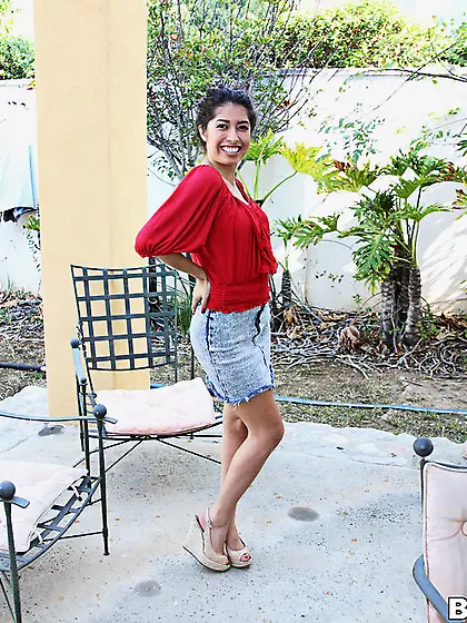 Skinny brunette gives her boyfriend a close-up view on her assho