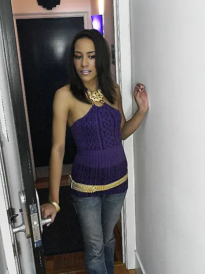 Courtney Page takes her tight blue jeans off and exposes us roun