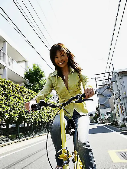 Naughty Asian babe Hara Sarasa is outdoor nicely shaking the hot