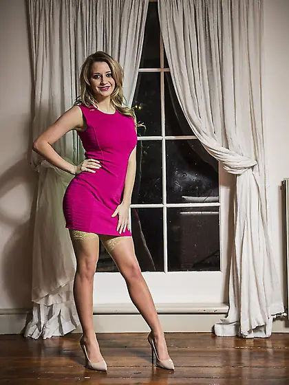 Solo babe naked striptease