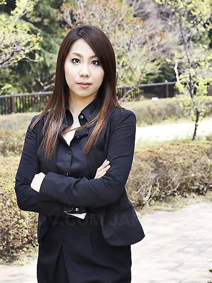Japanese business lady decides to make some sexy photos for soci