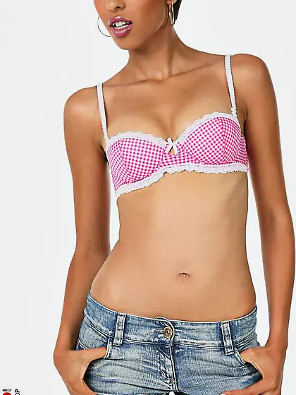 Sexy Latina Jasmine Arabia losing off shorts and bra and exposin