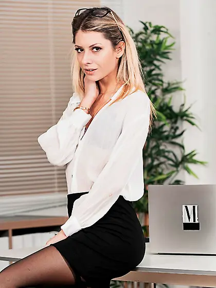 Italian teen gets pussy licked