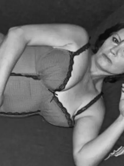 Brunette monique villar perform