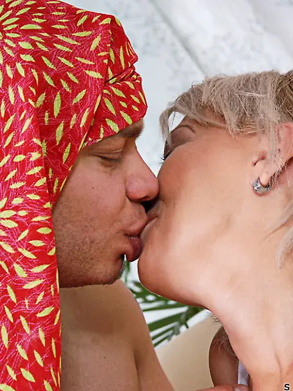 This older slut with a lovely shaved twat gets nailed and creamp