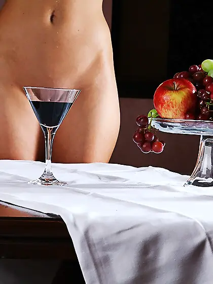 Sammie Rhodes strips her clothes for the camera and has amazing