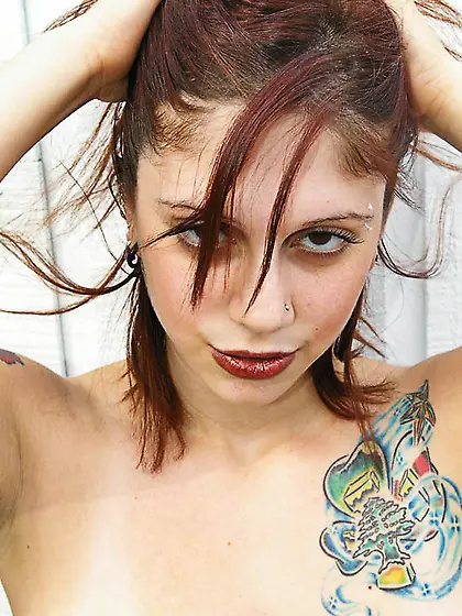 Young sensual maggy showing