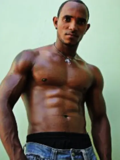 25 yo brunette Manuelt.