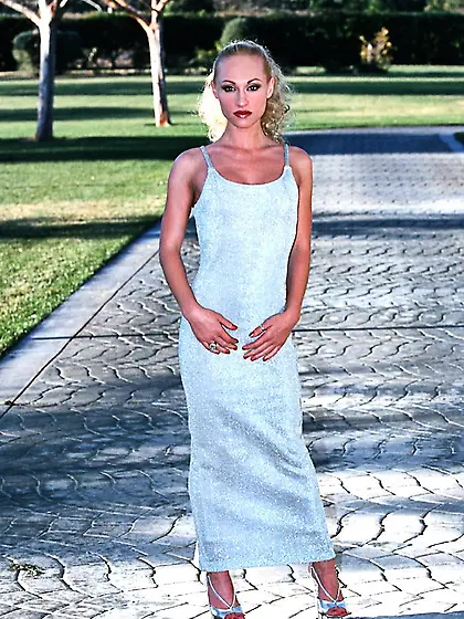 Bestial babe Crissy Sparks strips her long dress outdoors then c