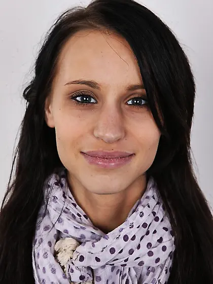 Slim brunette vixen gets nude at the casting