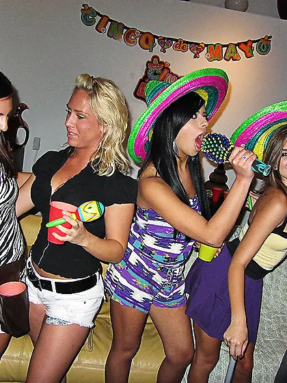 Frisky teens Ava Jay and Riley Reid participate in the oral and