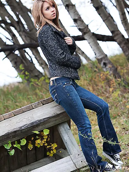 Sublime blonde teen exposes her perky ass in an outdoor gallery