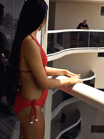 Young woman saw a new neighbor and took bull by the horns making