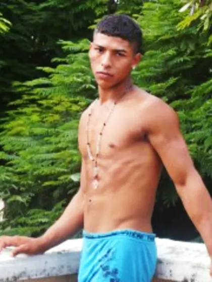 Brunette hardsexboyx perform close