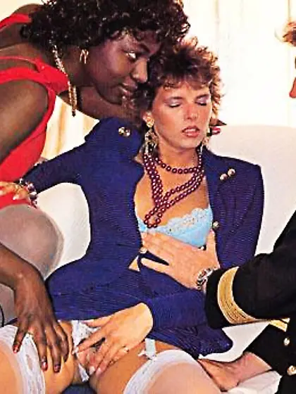 Retro chicks happy facial