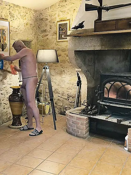 Je fais le ménage nu