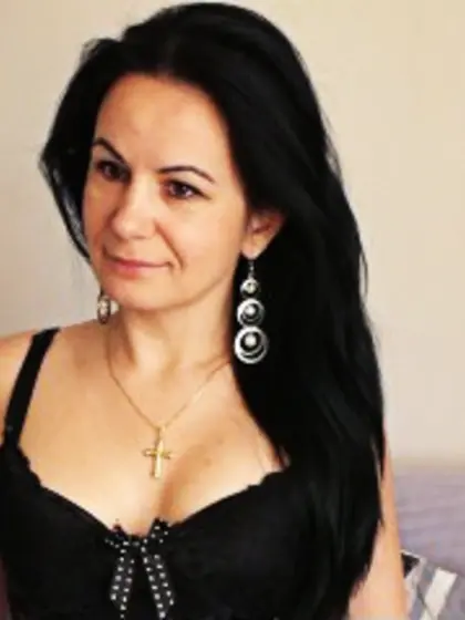 Brunette sonya perform close