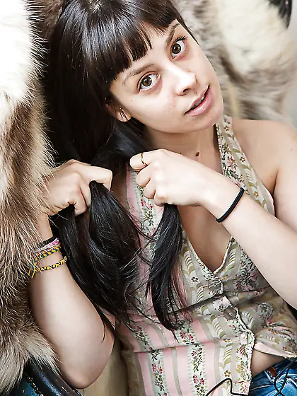 Adorable amateur showing her booty sideways to be naughty