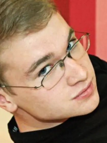 Blonde karter perform close