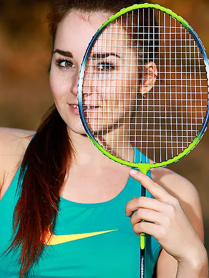 Tennis-playing redheaded cutie shows her toned body outdoors Vid