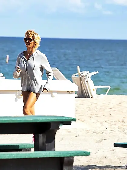 Short-haired MILF with a messy hairdo gets fucked by a younger g